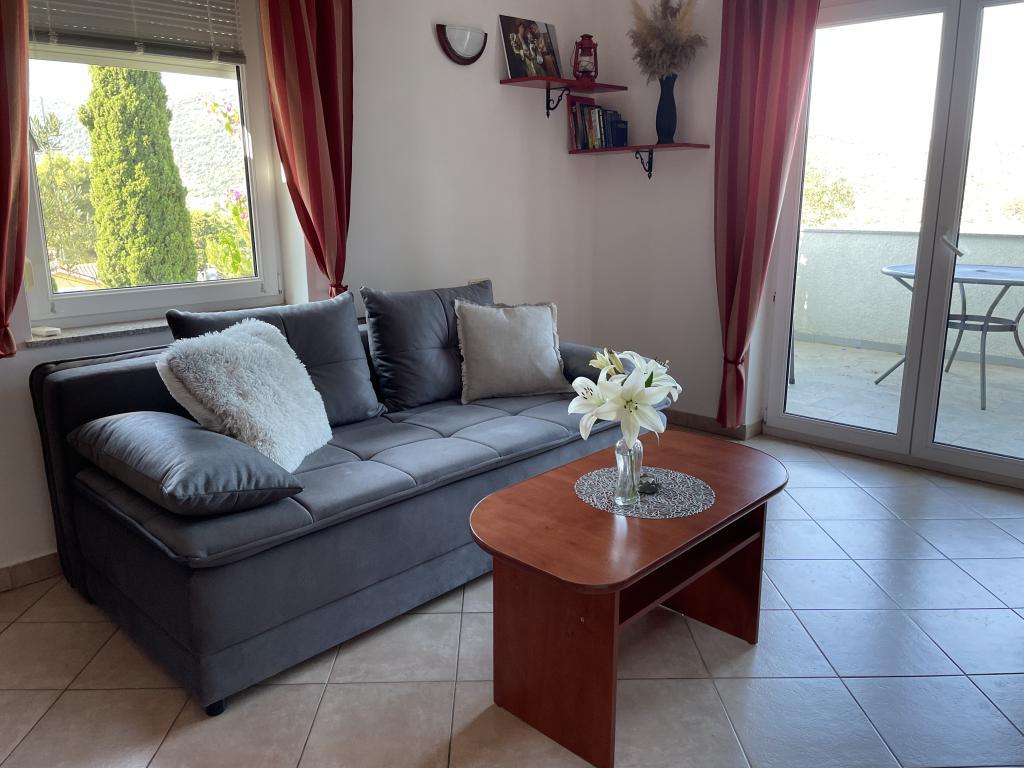 Apartment Red thumbnail 3